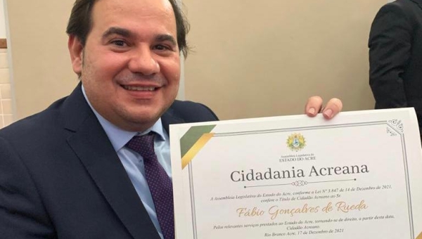 Médico que atua há mais de 10 anos no Acre, Dr. Rueda recebe o Título de Cidadão Acreano